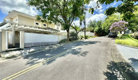 Casa em condomínio Impecável, 4 dorms / 2 suítes, varanda gourmet, piscina, 3 lareiras
