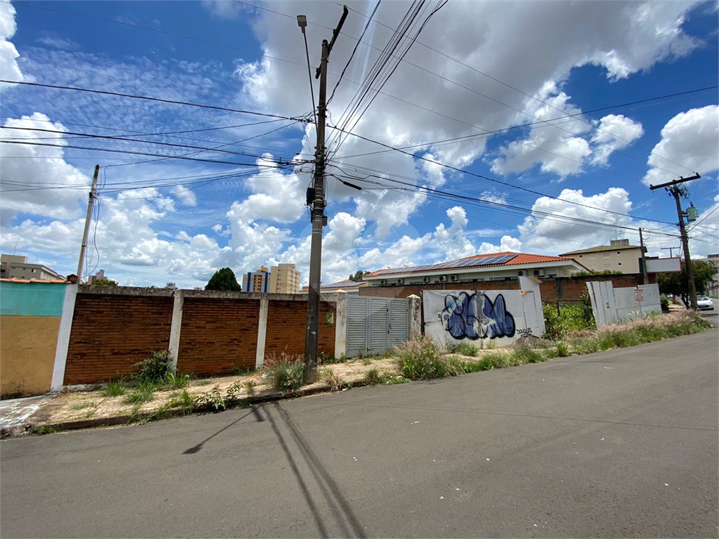 Terreno com 1.107,00 de área total.