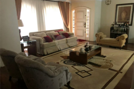 Sobrado com 363m² à venda no Alto da Moóca - 3 suítes e 6 vagas.
