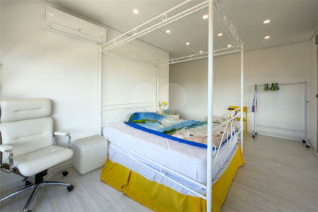 Apartamento de 03 dormitórios sendo 02 suítes com 02 vagas de garagem.
