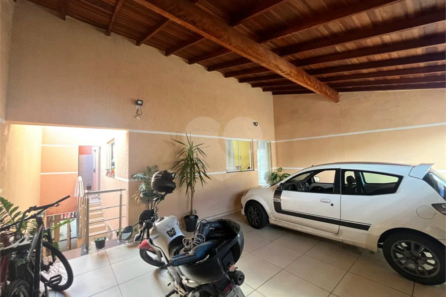 Casa ampla no bairro Terra Rica com 3 pavimentos e excelente estrutura.