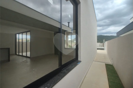 Casa exclusiva em Atibaia de alto padrão com 3 suítes, piscina, espaço gourmet, condomínio fechado, aceita financiamento
