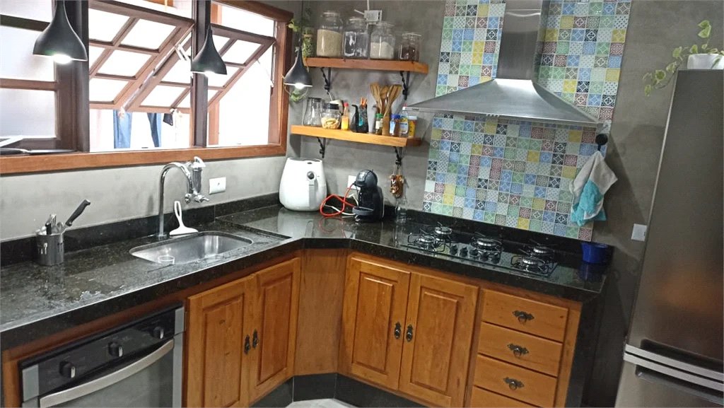OPORTUNIDADE: SOBRADO REFORMADO NA GRANJA VIANA – AO LADO DO COLÉGIO ADVENTISTA