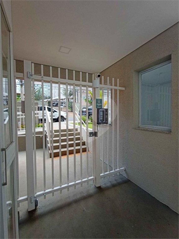 Apartamento no Condomínio Parque dos Jacarandás.