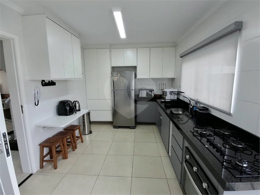 Casa à venda com 3 quartos, sendo 1 suíte, no condomínio Vila Arnoni, São Paulo - SP
