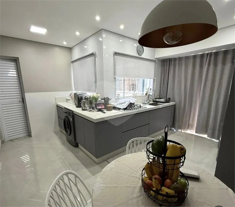 Apartamento de 100 m² à venda em Santo André, sem condomínio, com 2 quartos, 2 banheiros, móveis planejados, área gourmet e 1 vaga coberta e fixa. Excelente acabamento.