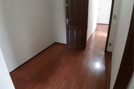 Sobrado à venda com 4 quartos, sendo 1 suíte, em Vila Gomes, São Paulo, SP