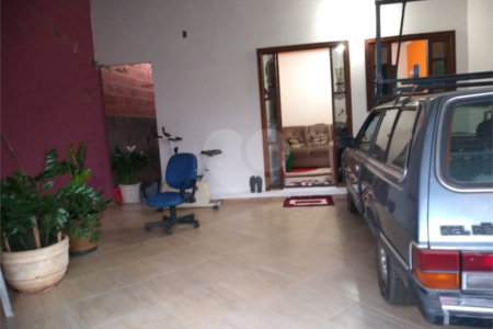 Casa térrea no Antenor Garcia.