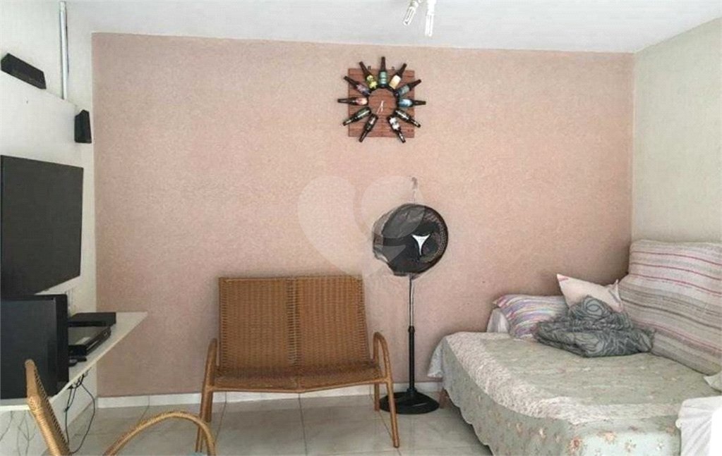 Casa térrea com 3 dormitórios, sendo 2 suítes.