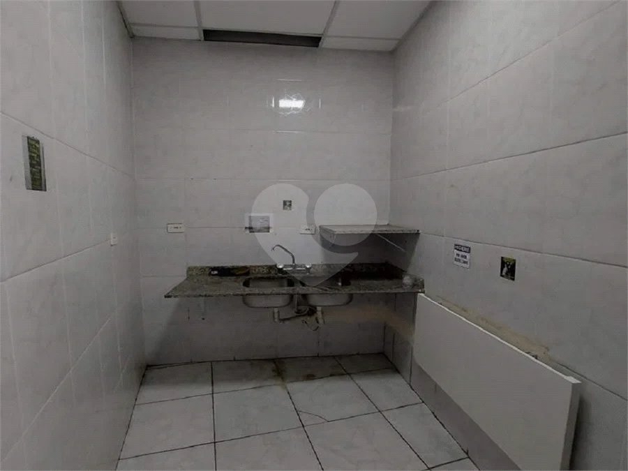 GALPÃO COMERCIAL DE 220,0 M² COM 02 BANHEIROS, COPA COM REFEITORIO, MEZANINO E VAGA DE GARAGEM PARA LOCAÇÃO NA LAPA