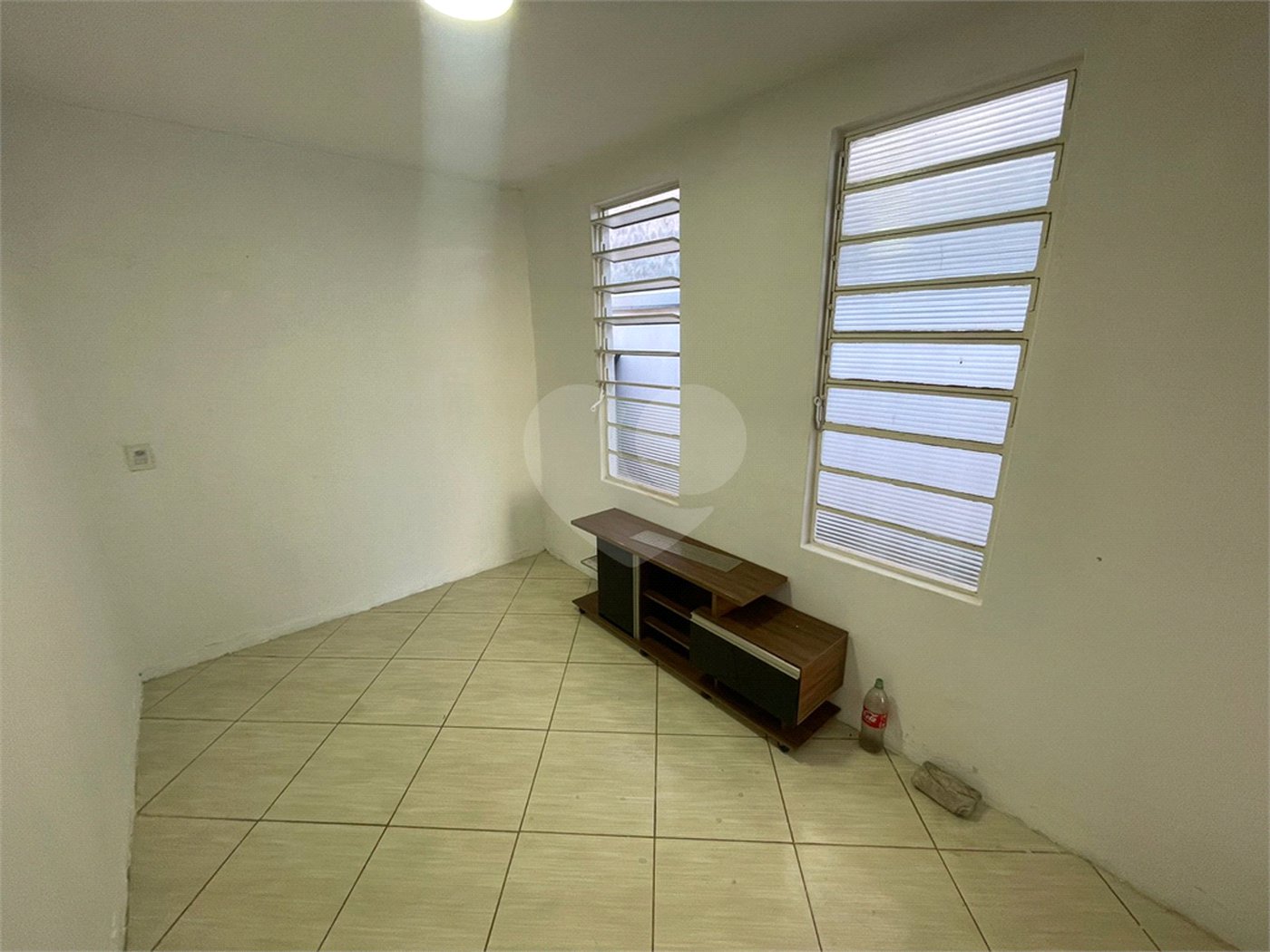 Casa térrea e salão comercial a venda no Jardim Bandeirantes.