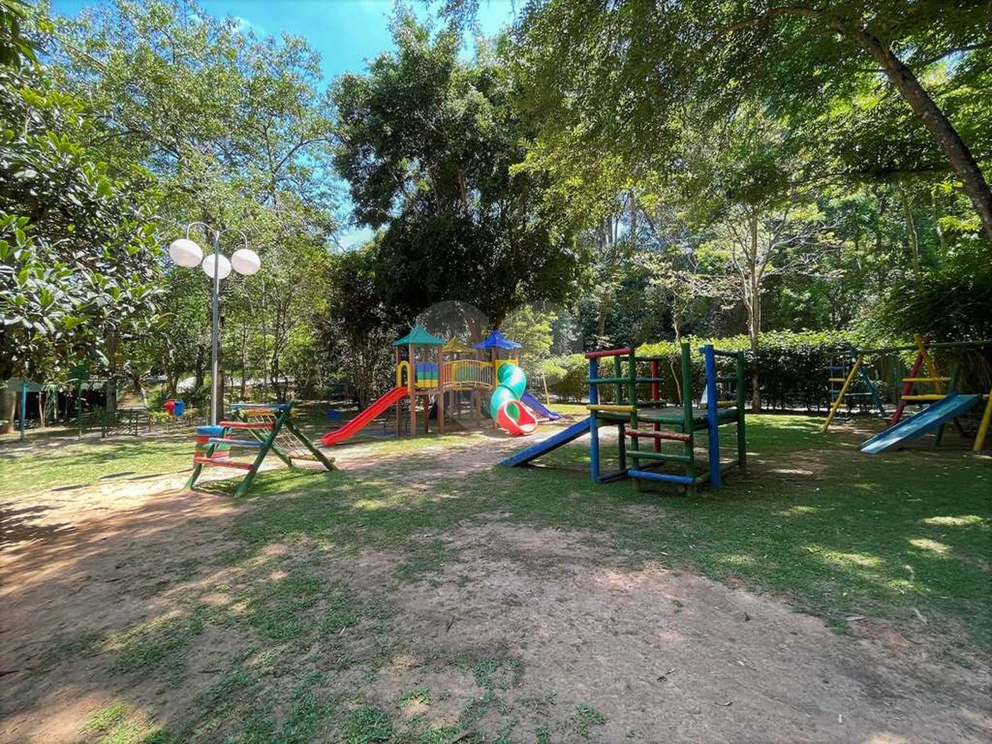 Casa de Alto Padrão à Venda e Locação - Condomínio Vila Verde