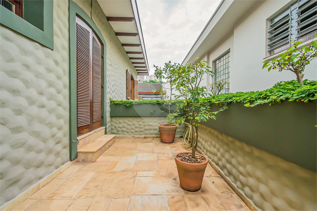 Sobrado a venda na Vila Mariana de 300m² 2 suítes 3 dormitórios 5 vagas