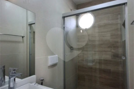 Apartamento totalmente decorado em Moema com 70 m2 , 2 quartos, 2 suítes e 2 vagas, ambientes com ar condicionado.