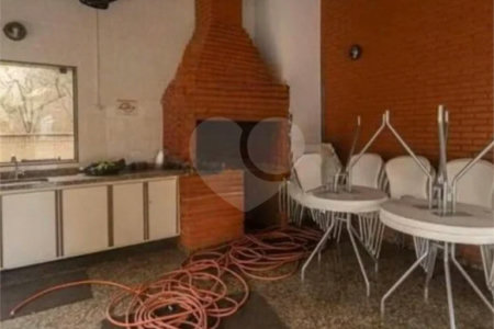 Apartamento na Vila Regente Feijó com 135m2, com 2 dorms, 1 suíte, 2 vagas. Estuda permuta.
