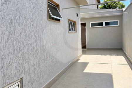 Sobrado de 250 m² em São Bernardo do Campo, com 3 dormitórios, suíte, escritório, quintal, edícula e 2 vagas, em excelente localização.