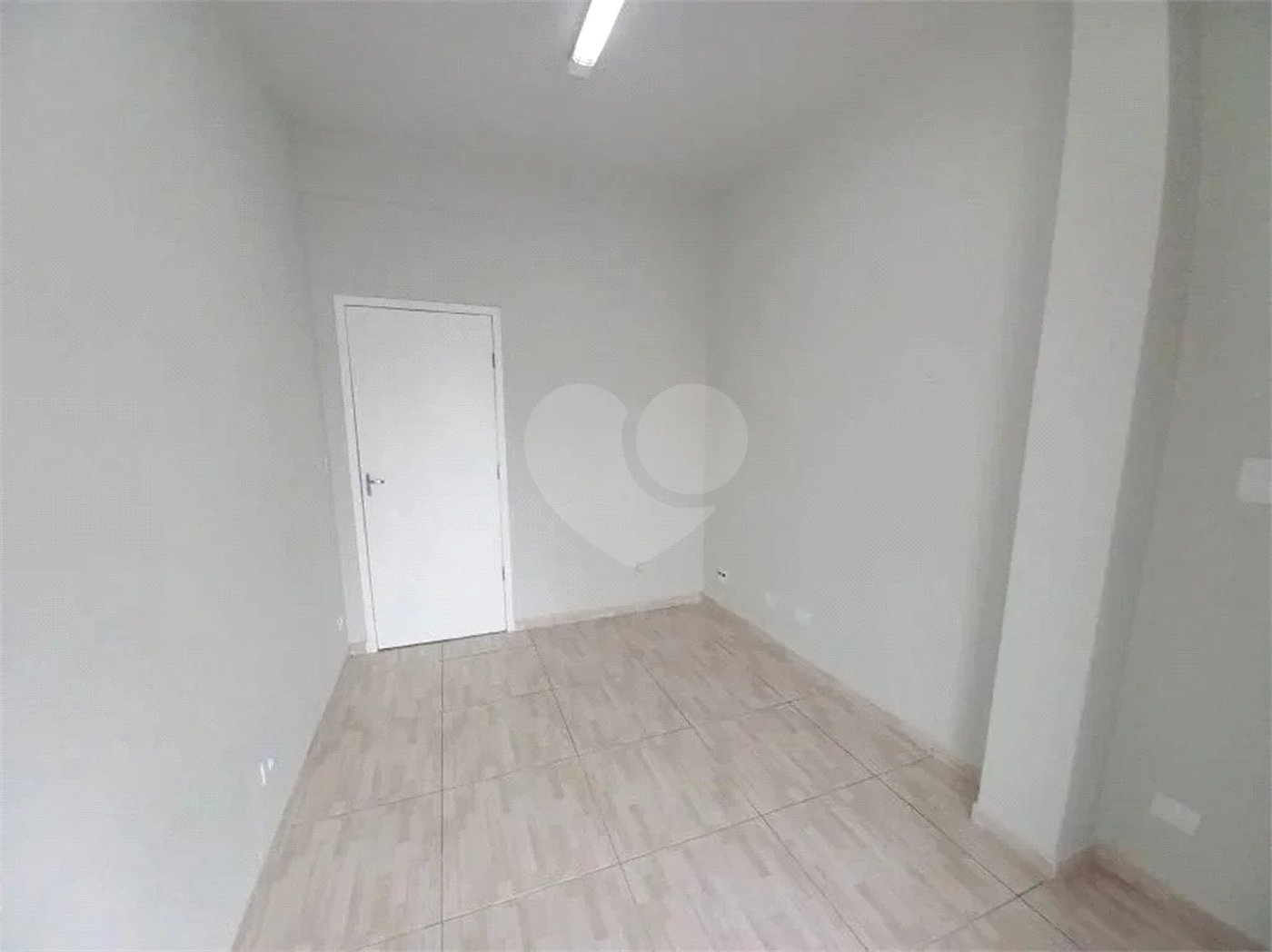 Ótima sala para escritório com 37 m², possui 2 ambientes.