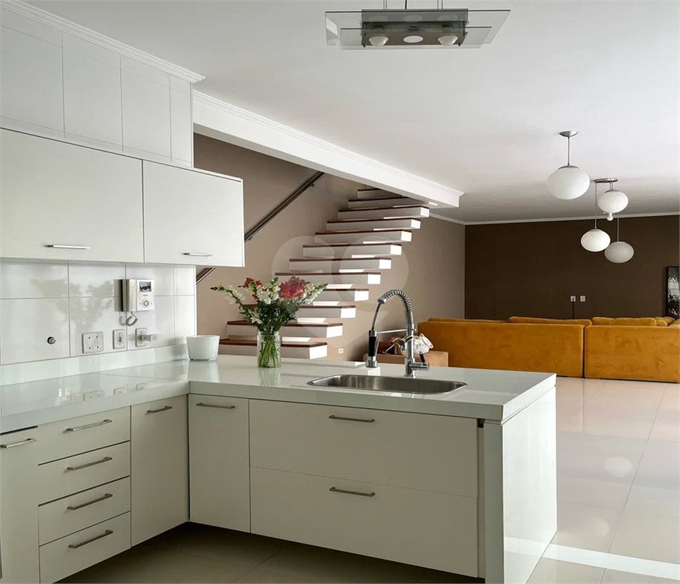 SOBRADO MOBILIADO DE 199,0 M² COM 02 SUITES, 04 VAGAS E PISCINA PARA VENDA NO JARDIM VIRGINIA BIANCA