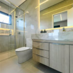 Indaiatuba - Condominio Villa Sapezal - 318 m² de Terreno - 230 m² de Área Construída - 3 suítes, sendo 1 Master com closet planejado - Sala de TV - Sala de estar integrada à Sala de jantar - Cozinha com móveis planejados - Despensa - Escritório planejado - Lavabo - Piscina com preparação para aquec