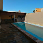 Casa térrea com piscina e 3 quartos.