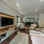 Casa em condomínio com 3 dormitórios, 01 suíte, garagem para 06 carros, área gourmet, piscina.