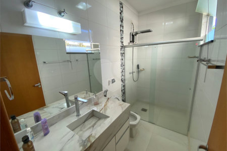 Casa térrea com piscina para venda no Condomínio Quebec.