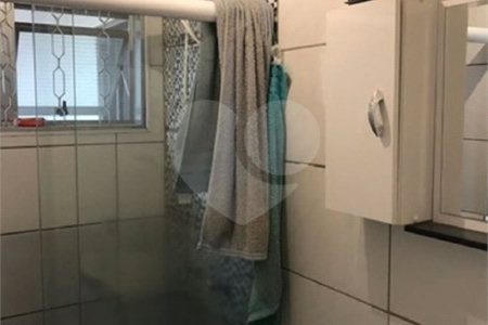 Casa térrea com 3 dormitórios, sendo 1 suíte.