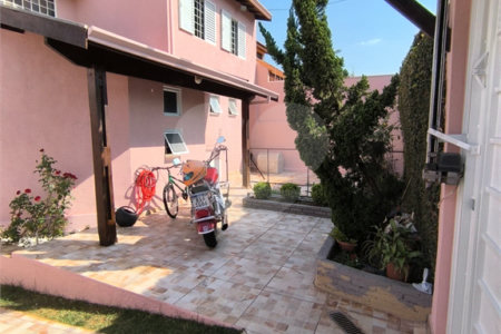 Casa à Venda no Santa Marta com 3 Suítes e Piscina