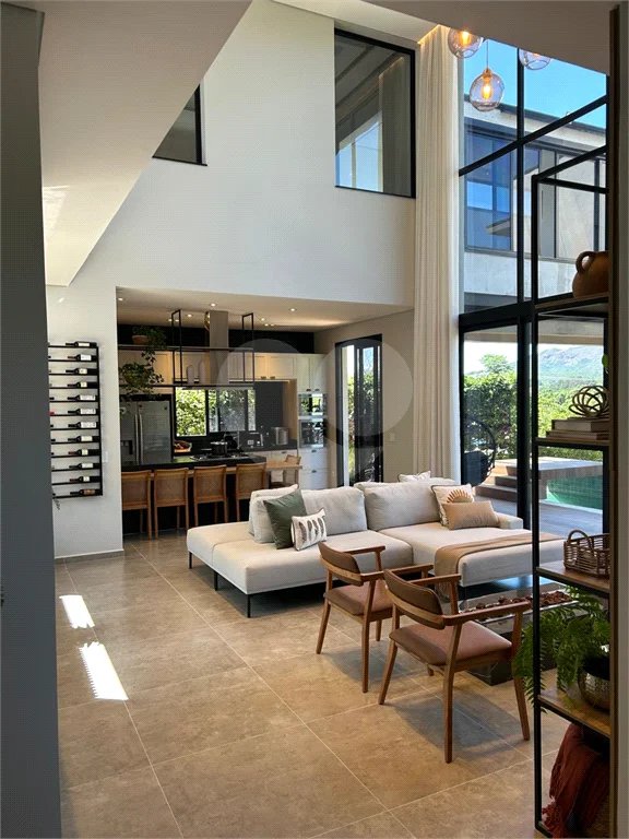 Belíssima Casa à venda com 453m², 4 suítes e 5 vagas de garagem em Atibaia!!!!