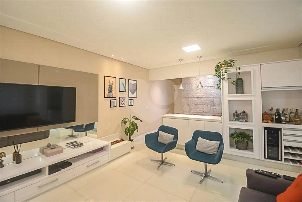 Espaço, conforto e uma localização privilegiada fazem deste apartamento mobiliado no Baeta Neves, em São Bernardo do Campo, uma excelente opção para seu novo lar. Com 118 m², três dormitórios e quatro banheiros, o imóvel oferece ambientes amplos para acomodar a família e receber amigos com comodidad