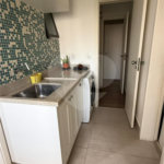 Apartamento de 130 m² com três dormitórios, sendo uma suíte, com armários embutidos, dependências de empregado e lavabo