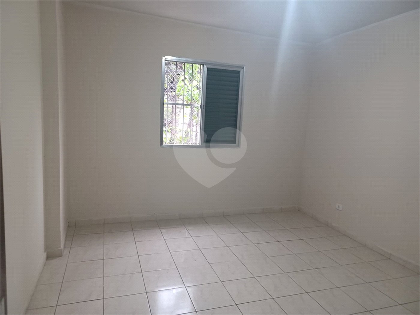 Apartamento super bem localizado, com 01 dormitório e armário embutido