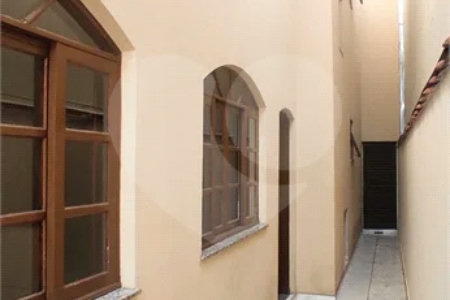 Casa com 180m², 3 dormitórios, 1 vaga, à venda na Vila Scarpelli em Santo André.