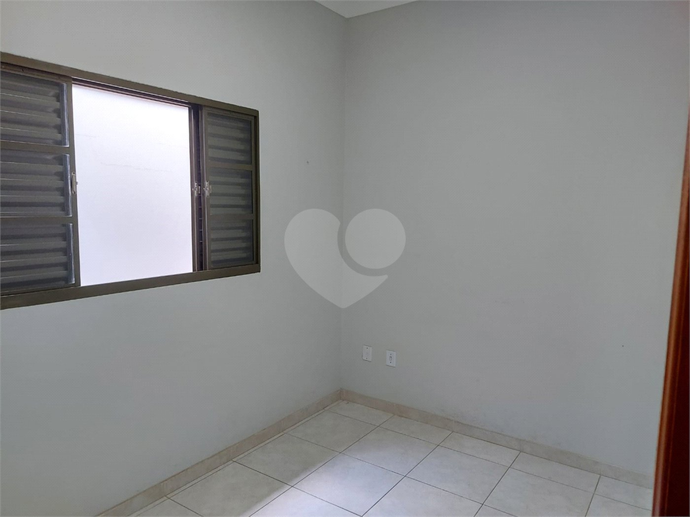 Casa Térrea com 2 dormitórios, sendo 1 suíte.