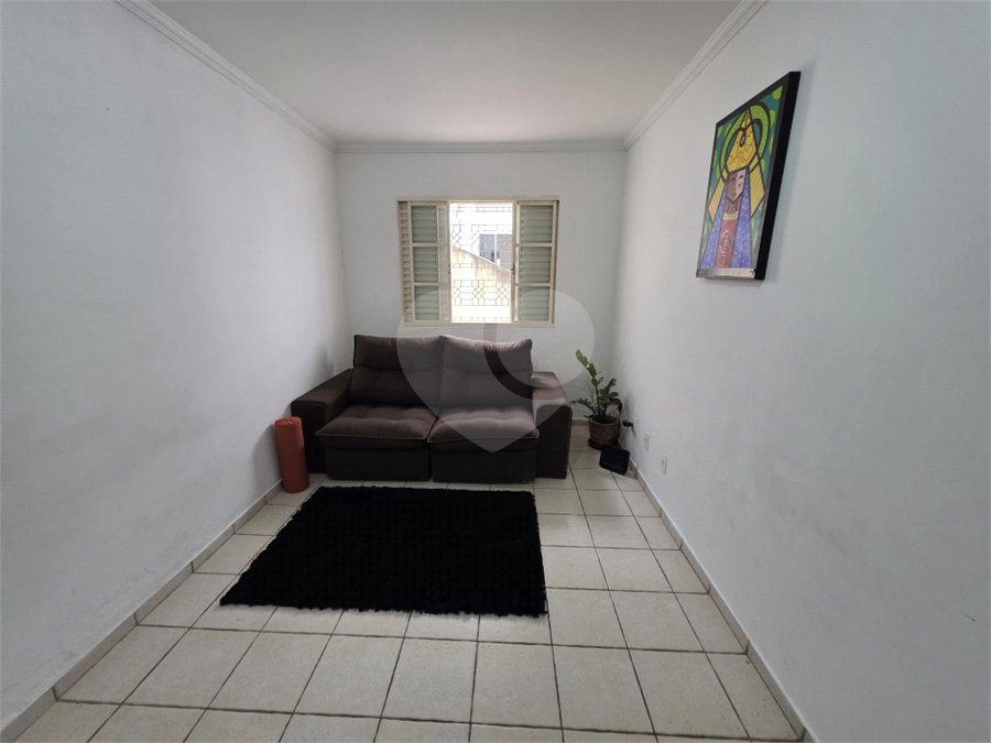 Casa térrea à venda no Douradinho com 2 quartos e edícula com mais dois quartos e 2 banheiros.
