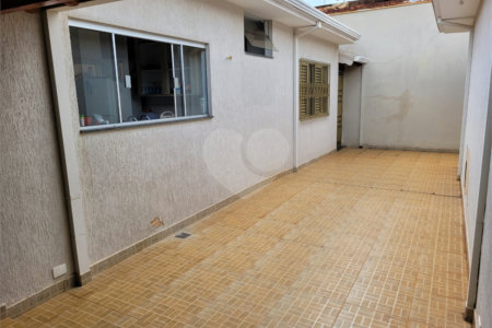 Casa térrea com 2 dormitórios, sendo 1 suíte.