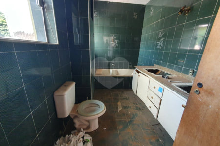 Casa térrea com 5 dormitórios, sendo 2 suítes.