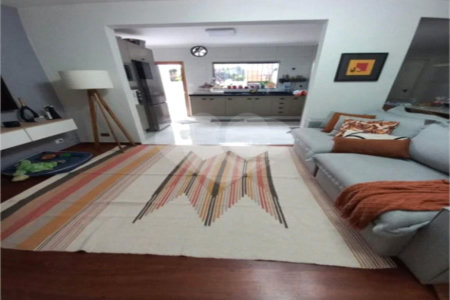 Casa de 85m2 com 3 dormitórios e 2 vagas de garagem localizado no Bosque da Saúde