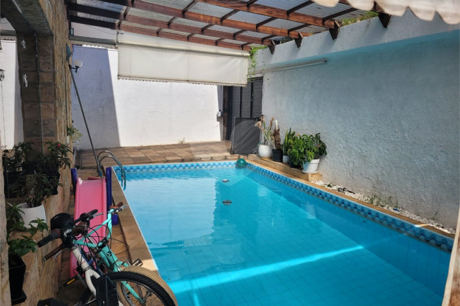 Sobrado com 14 metros de frente , na Região do Jardim Guapira , próximo ao Clube Guapira com 5 dormitórios, sendo 3 suíte com armários embutidos ,banheiro social, Sala para 2 ambientes, escritório com banheiro .cozinha ampla com armários, área de serviço ,dispensa, quintal com banheiro externo c