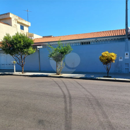 Casa Térrea com 3 dormitórios, sendo 1 suíte.