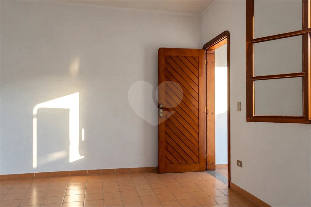 Casa à venda com 6 dormitórios, 3 suítes, piscina, área gourmet, hidromassagem, lareira, varanda e 6 vagas de garagem. Conforto e lazer para toda a família!