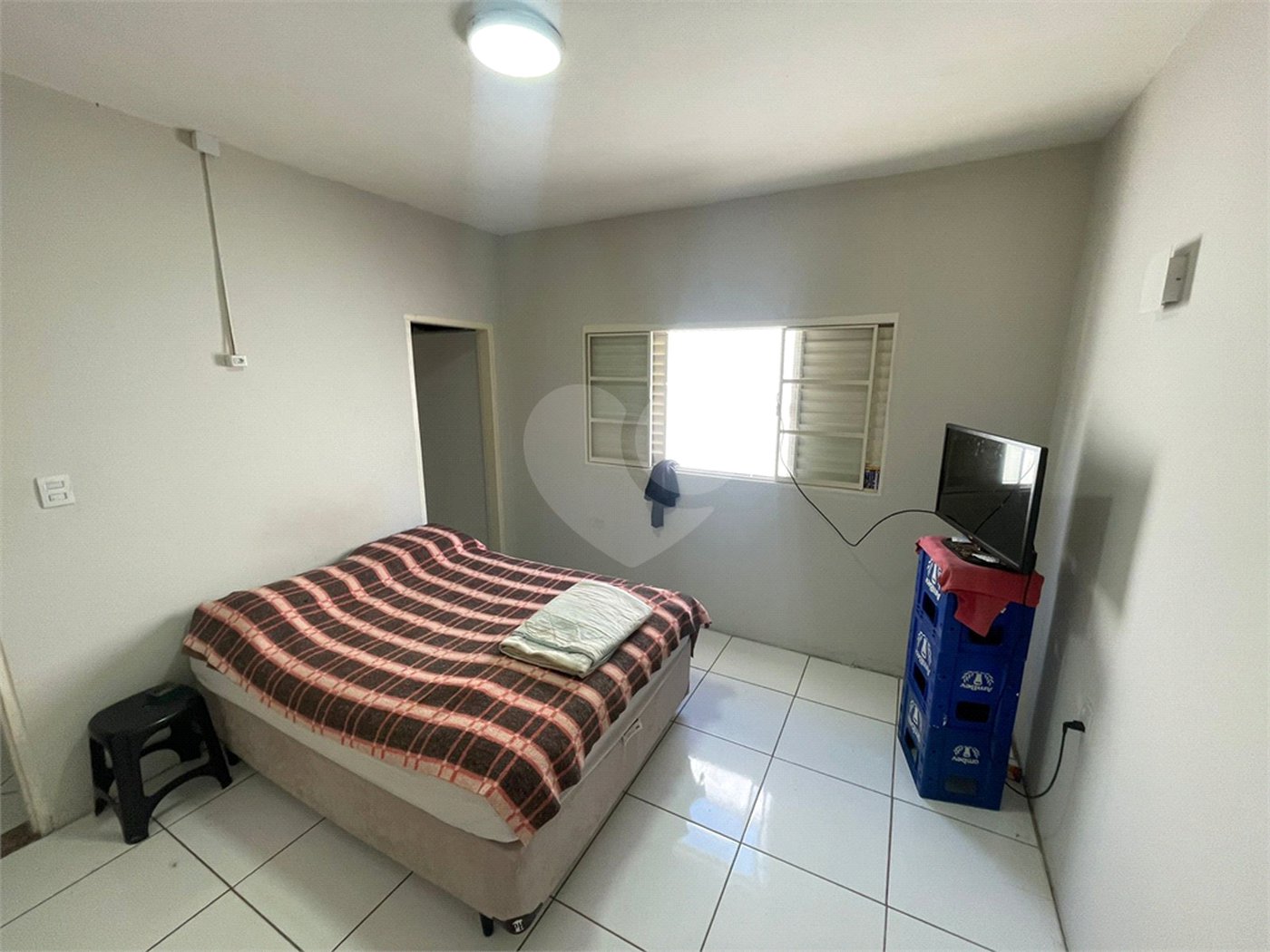 Casa térrea e salão comercial a venda no Jardim Bandeirantes.