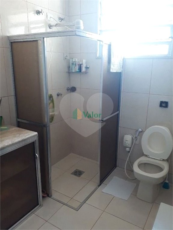 Ampla casa no condomÍnio Parque Fehr, contendo: