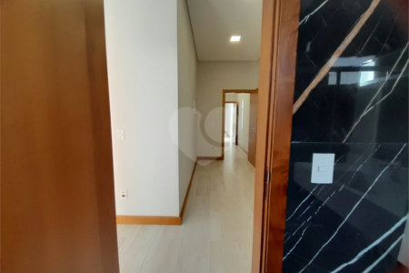 Belíssima Casa à Venda no Condomínio Damha IV