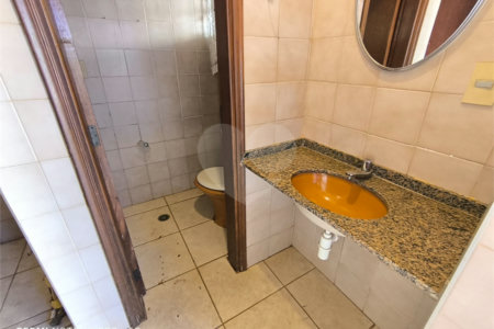 Casa á venda na Avenida Pau Brasil.