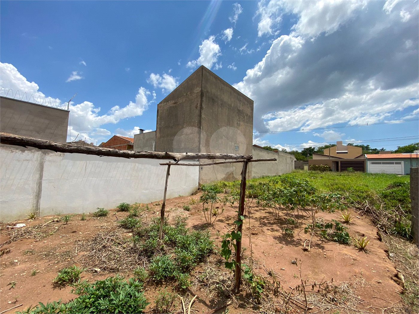 Terreno com 250,00 m² de área total.
