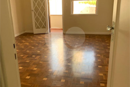 Casa à venda na Aclimação de 190m² com 3 dormitórios e 2 vagas.