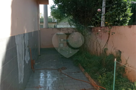 Linda casa no centro com 3 quartos.