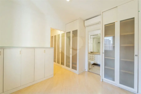 Apartamento à venda em Moema