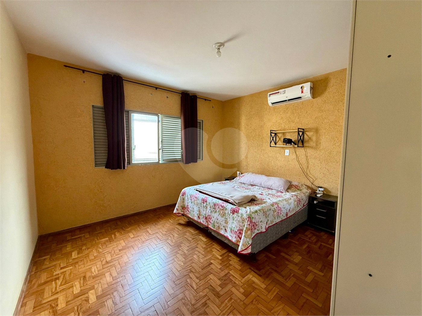 Casa térrea com piscina e 3 quartos.